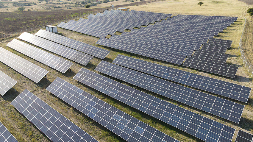Karbon ayak izini azaltmak için kullanılan güneş enerjisi sistemleri, sürdürülebilir kalkınma ve çevre koruma açısından kritik öneme sahiptir. Bu görsel, fosil yakıt tüketimi yerine temiz enerji kullanımını simgeler.