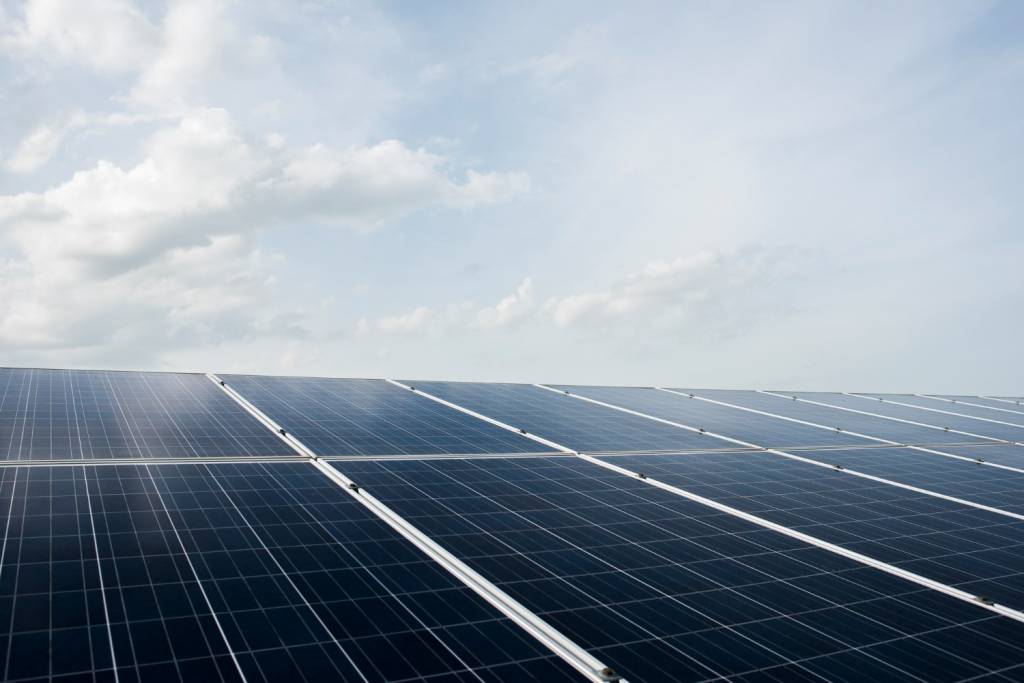 Çatı üzeri güneş enerji sistemi (Çatı GES) ile temiz enerji üretimi ve karbon emisyonunun azaltılması