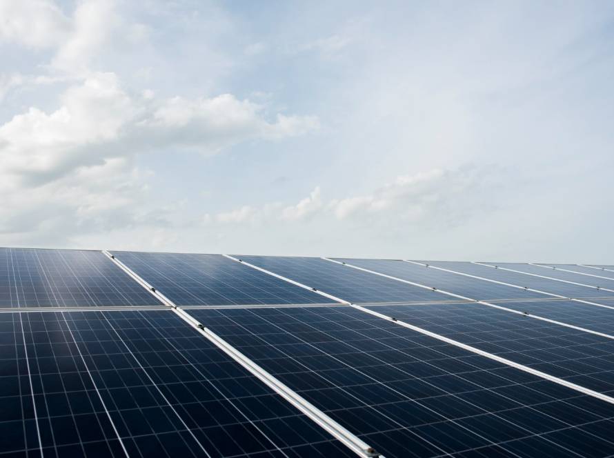 Çatı üzeri güneş enerji sistemi (Çatı GES) ile temiz enerji üretimi ve karbon emisyonunun azaltılması