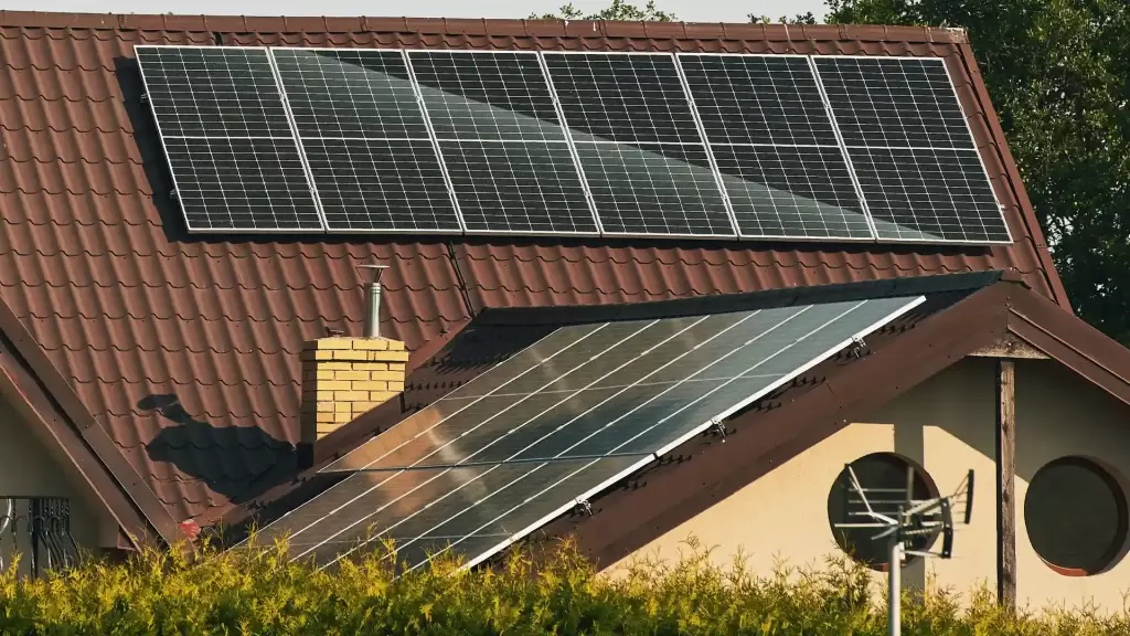 Modern siyah güneş panelleriyle donatılmış özel ev, ev tipi güneş enerji sistemleri ile sürdürülebilir yaşamı destekliyor.